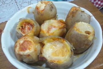 Batata recheada com peito de frango defumado