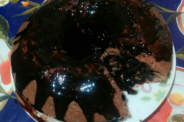 Bolo de chocolate e calda de chocolate