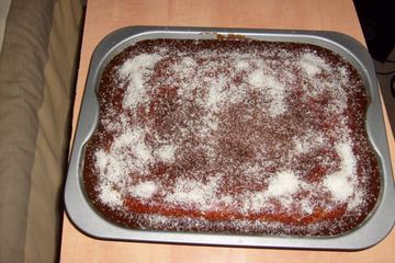 Bolo de cenoura com cobertura de chocolate e coco ralado