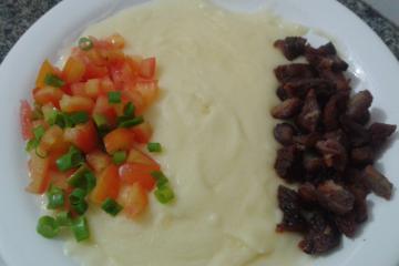 Pirão de aipim com carne de sol e salada