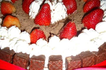 Bolo de chocolate e morango com Twix