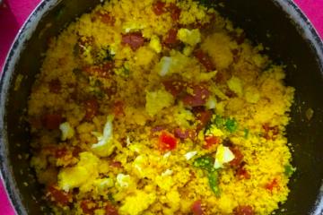 Farofa de cuscuz com calabresa