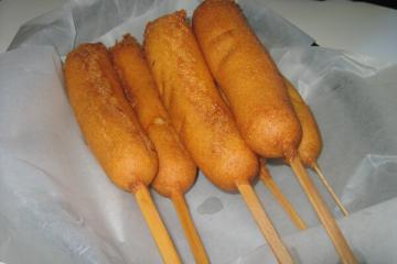 Corn dog é uma salsicha no palito com queijo mussarela, revestida com massa  de farinha e frita. comida de rua coreana de cachorro-quente