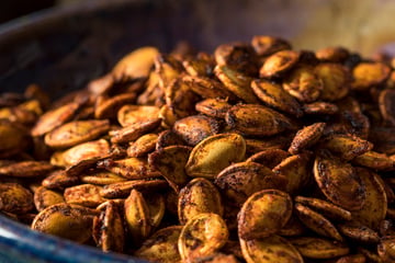 Antes de jogar as sementes de abóbora fora, veja no TudoGostoso como prepará-las na airfryer