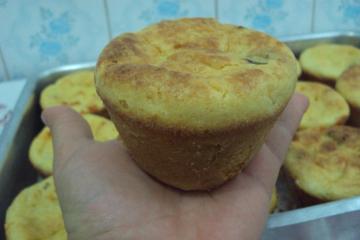 Bolinho de alho poró com queijo