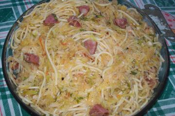 Macarrão com calabresa, bacon e repolho