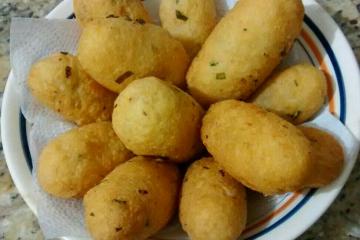 Bolinho de mandioca recheado de carne moída