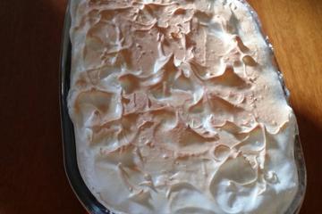 Torta de banana com creme e suspiro do Marcelo