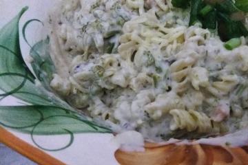 Macarrão com brócolis e creme branco