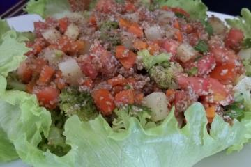 Salada de triguilho (trigo para quibe) e legumes