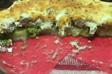 Brócolis com batata e pernil suíno gratinado