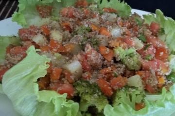 Salada de triguilho (trigo para quibe) e legumes