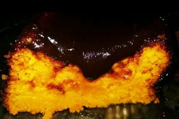 Bolo de cenoura com calda de chocolate