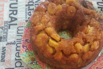 Bolo de banana com calda
