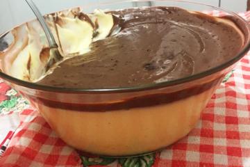 Mousse de maracujá com cobertura de chocolate