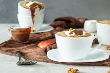 Bolo de cenoura na caneca: pronto em 3 minutos no micro-ondas para acabar com a vontade de doce bem rapidinho