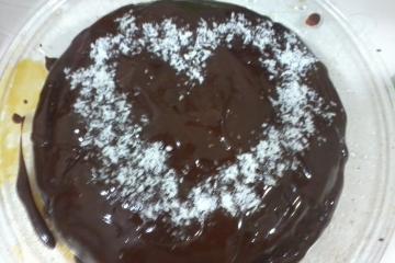 Bolo de chocolate com cobertura de chocolate e recheio de coco