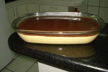 Mousse de maracujá com cobertura de chocolate