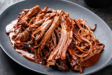 Carne desfiada na panela de pressão que não fica seca para incrementar lanches e pratos