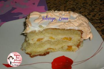 Bolo creme com pêssegos, cobertura de marshmallow e frutas