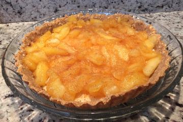 Torta de maçã caramelizada com castanha-do-pará e mousse de leite condensado cozido