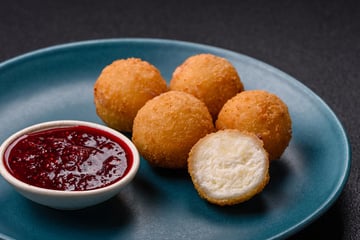 Bolinho recheado com massa de batata: entrada de Natal fácil e deliciosa que você vai querer fazer sempre!