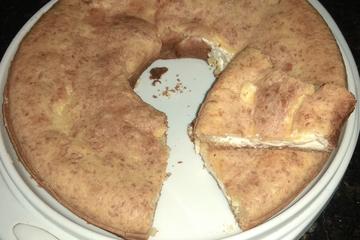 Pão de queijo gigante, recheado com requeijão cremoso