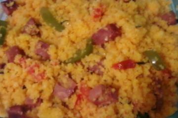 Farofa de cuscuz com calabresa
