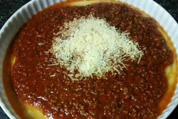 Polenta com molho de carne moída