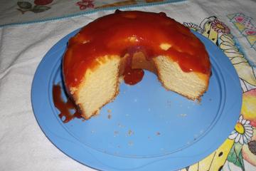 Bolo de milho com calda de goiabada