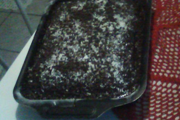 Bolo de chocolate e calda de chocolate