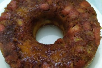Bolo de banana com calda