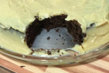 Bolo de Oreo com cobertura de leite em pó