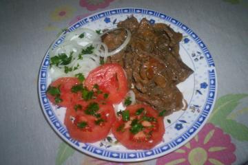 Fígado de frango caseiro frito com molho de soja, tomate, cebola e