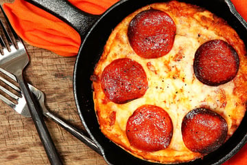 Não precisa de forno, nem de airfryer, para preparar essa pizza de frigideira deliciosa, o lanche rápido e perfeito!