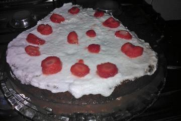 Bolo de chocolate com  morango