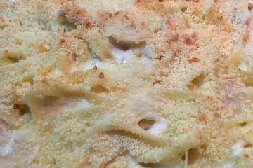 Macarrão ao molho de queijos e champignon