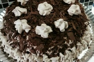 Bolo mousse de chocolate e prestígio