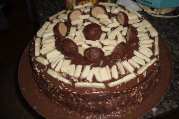 Bolo de chocolate com abacaxi