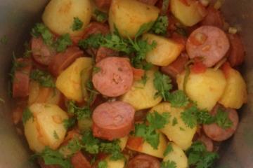 Calabresa com batata na panela de pressão