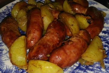 Linguiça assada com batatas