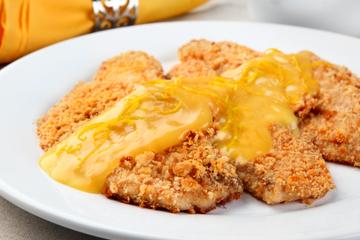 Filé de peixe assado com molho de laranja