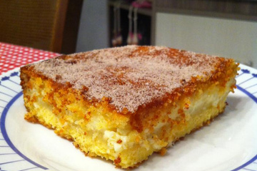 Bolo de fubá cremoso com queijo