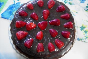 Bolo de chocolate com recheio de morangos e leite condensado