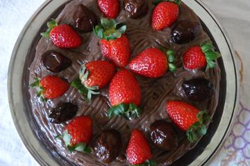 Bolo de chocolate com ameixas