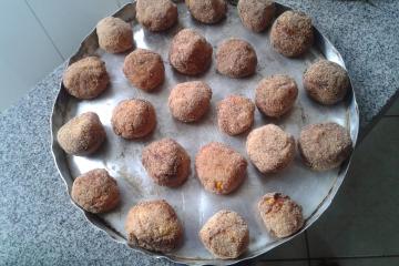 Bolinho de batata recheado com queijo e presunto