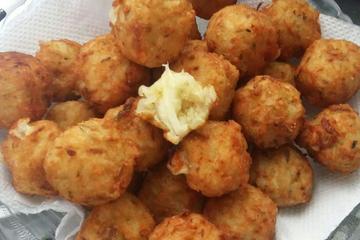 Bolinho de arroz recheado com queijo