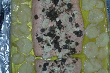 Salmão no forno ao molho de alcaparras e champignon