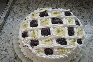 Bolo com recheio de limão e chocolate