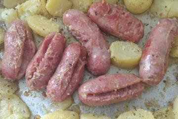 Linguiça ao forno com batatas